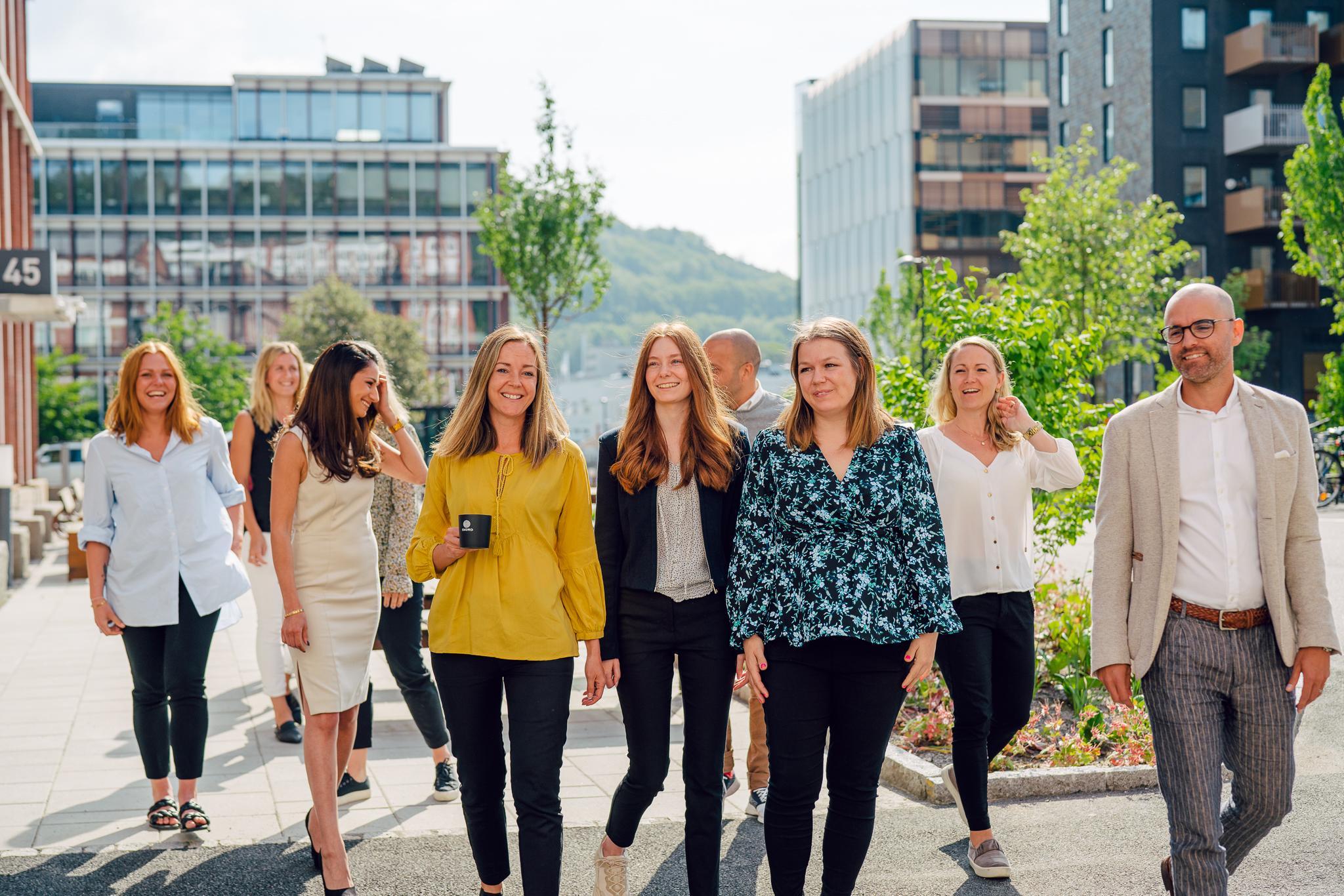 Ekords personal promenerar utomhus en solig dag.